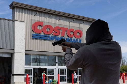¡'Escóndanse, váyanse para atrás’! Asaltan Costco en Celaya; encañonaron a personal (VIDEO)