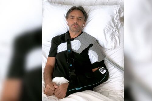Reaparece Eugenio Derbez: ‘Me colocaron 20 tornillos en el hombro’, explica