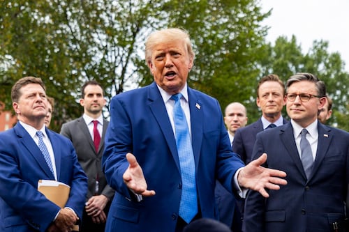 Trump defiende la ‘autorregulación’ para la IA: Se reúne con empresarios tecnológicos