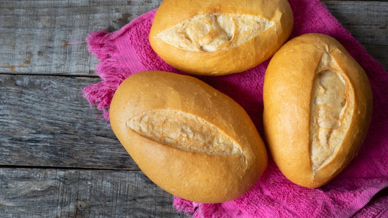 ¿Comerse un bolillo sirve pa’l susto? Checa lo que dice la ciencia