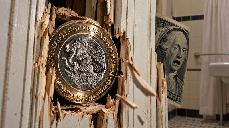 ‘El resplandor’ del peso: Gana al dólar tras ‘débil’ dato de empleo en EU