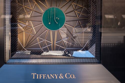 En su taller secreto, Tiffany busca destronar a su competencia