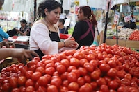 Inflación en México ‘mete freno’ y cae a 3.10% en julio: Jitomate, el alimento que más bajó de precio