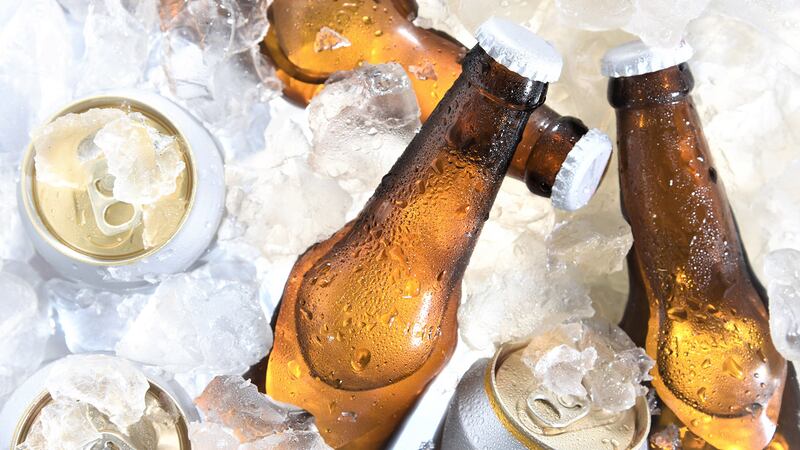 Cerveza de lata o vidrio: ¿Cuál se enfría más rápido y se conserva más tiempo fresca?