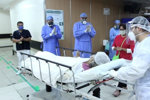 Mujer de 65 años vence al COVID-19 con protocolo experimental de plasma
en La Raza