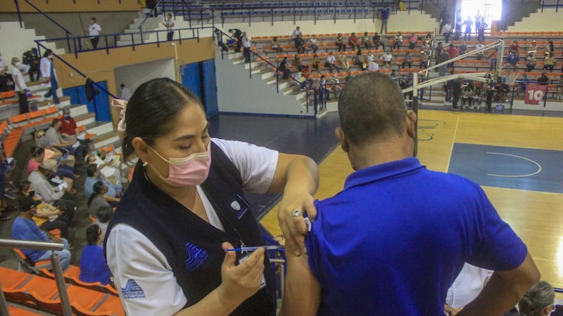 México aplica 372,031 dosis de vacunas COVID; van 43.7 millones en total