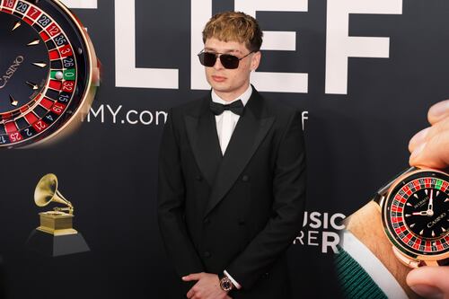 ‘Compa, ¿qué le parece ese reloj?’ Esto cuesta el que Peso Pluma usó en los premios Grammy 2025