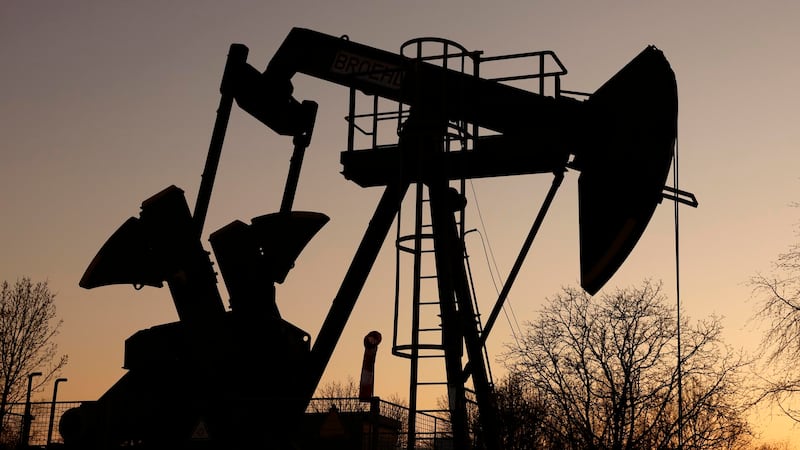 Guerra en Irán y salida de Emiratos Árabes de la OPEP+ disparan a más de 100 dólares el barril de petróleo