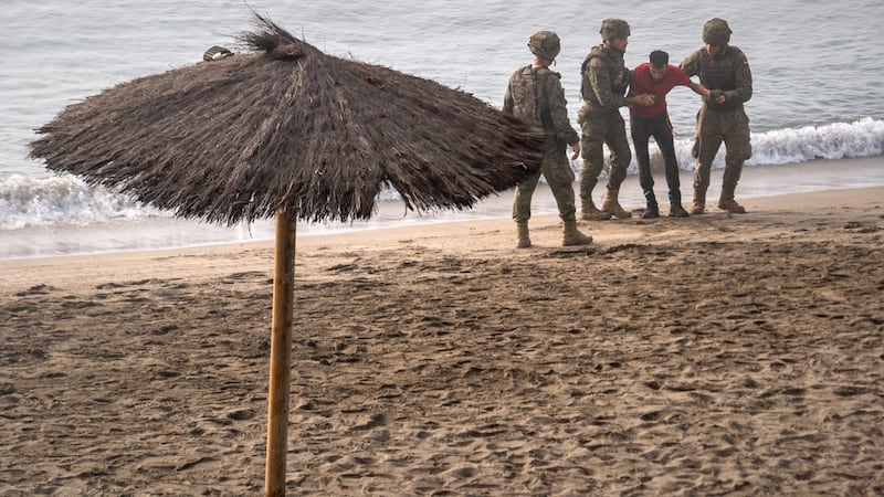 Llegada de migrantes a Ceuta: España instalará valla de contención en frontera con Marruecos