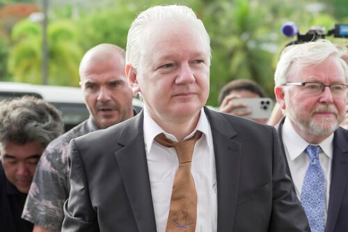 Julian Assange se declara culpable de filtrar documentos clasificados de EU; podrá volver a Australia