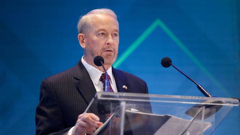 Embajador de EU presume decomiso de 50 mil armas; Sheinbaum exige frenar el tráfico hacia México