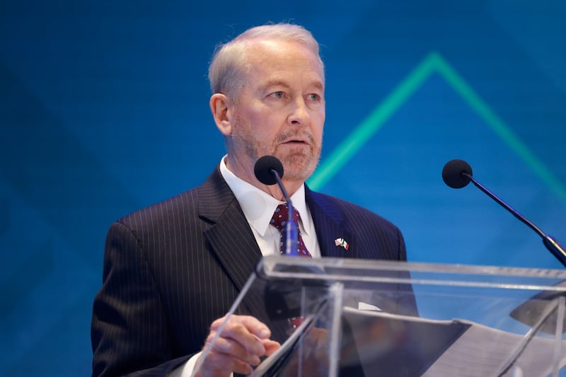 Embajador de EU presume decomiso de 50 mil armas; Sheinbaum exige frenar el tráfico hacia México