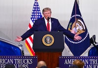 Con todo y pérdida de apoyo de hispanos: Trump defiende su política migratoria