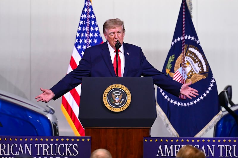 Con todo y pérdida de apoyo de hispanos: Trump defiende su política migratoria