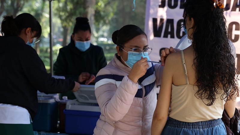 ‘Cigarra’: ¿Qué sabemos de la nueva variante de COVID que tiene hasta 70 mutaciones?