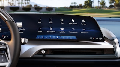 Pantalla central del Cadillac Vistiq 2026 mostrando menú de Google integrado con íconos de Audio, Phone, Maps, Google Assistant, Play Store, Climate, Auto Park Assist, myCadillac, Ambient Lighting y Wi-Fi Hotspot