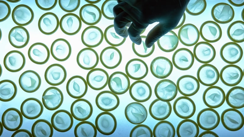 China ‘quiere que le pongas...’ más dinero: Anuncia impuesto a los condones ante la baja natalidad