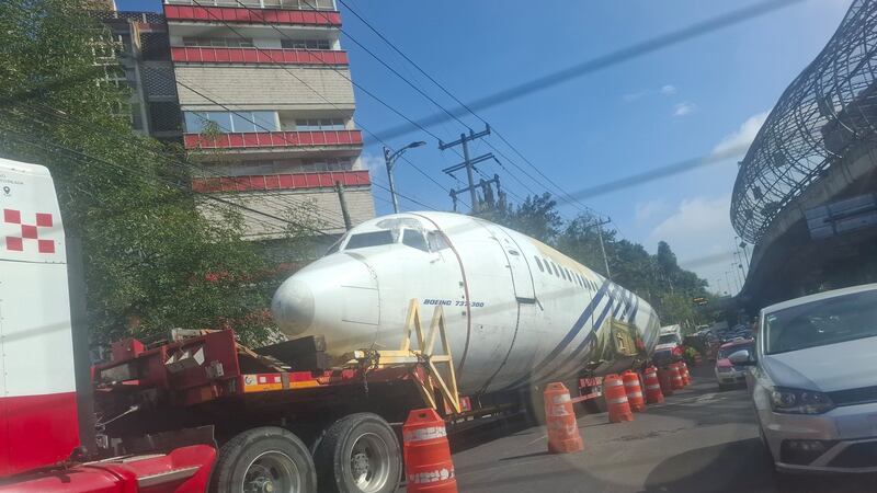 ¿Por qué ‘estacionaron’ un avión en la lateral de Periférico Sur, en San Jerónimo?