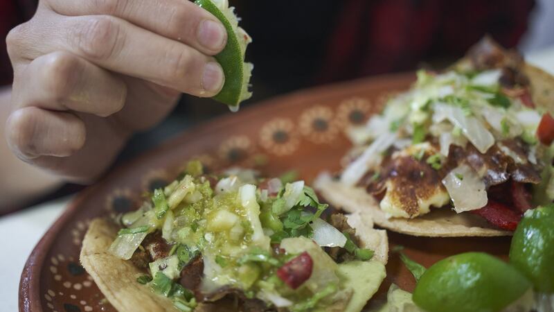 Sin cilantro en los taquitos: Así ‘resuelven’ taquerías y restaurantes ante el alza de precios