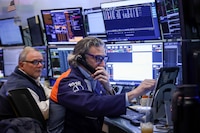 Wall Street cierra en rojo tras asimilar conflicto entre EU e Irán; Dow Jones pierde 0.59%