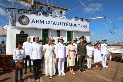 Sheinbaum rindió homenaje a los dos marinos muertos en el accidente del buque Cuauhtémoc.