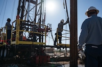 Petróleo se dispara y bolsas retroceden tras ataques a Irán