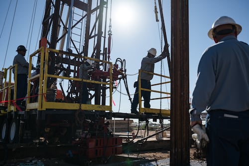 Petróleo se dispara y bolsas retroceden tras ataques a Irán