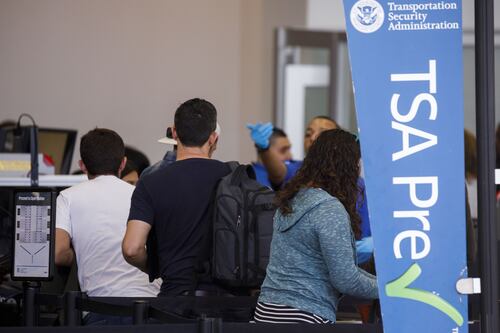 ¿Te quejas de las largas filas y las horas de espera en el aeropuerto? No te imaginas lo que es trabajar en uno