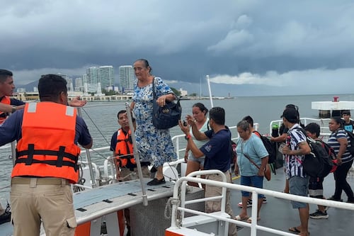 Huracán ‘Simón’ se acerca a Jalisco: Cierran aeropuerto de Puerto Vallarta y suspenden corridas de autobuses