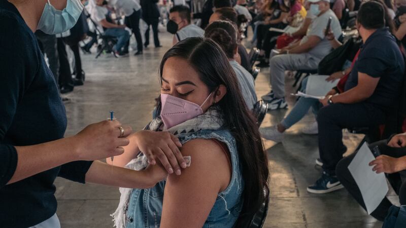 ¿Conoces a alguien que no quiere vacunarse? NY le da ‘empujón’ de hasta 2 mil para que no falte