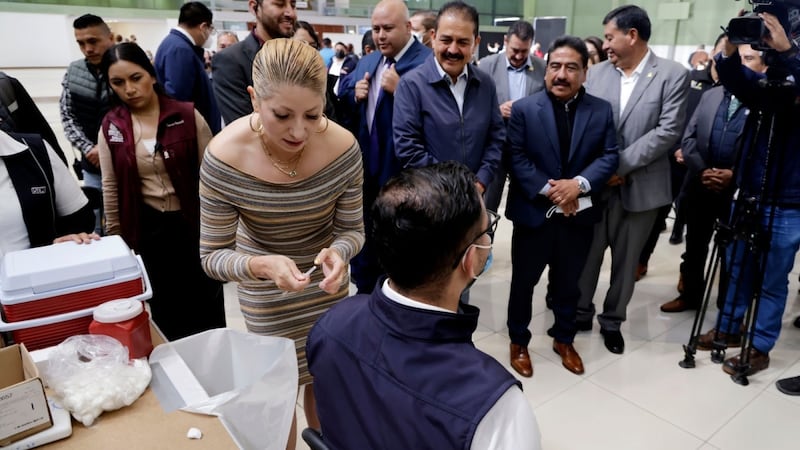 Edomex aplica más de 103 mil vacunas contra sarampión a maestras y maestros