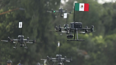 Decenas de drones de alta tecnología hicieron exhibición de vuelo en el Desfile Militar 2026.