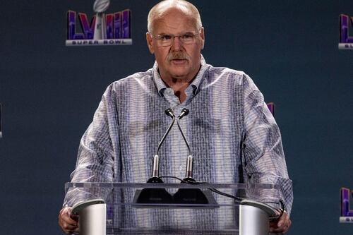 Andy Reid es un héroe en Kansas City: Coach de Chiefs conforta a fan durante tiroteo