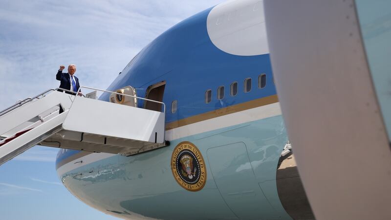 Qatar le regala a Trump un avión de lujo: ¿Cómo es el Boeing 747, capaz de espiar, que encendió las alarmas?