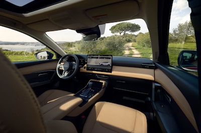Interior del Mazda CX-5 2026 con tablero digital y pantalla táctil de 15.6 pulgadas.