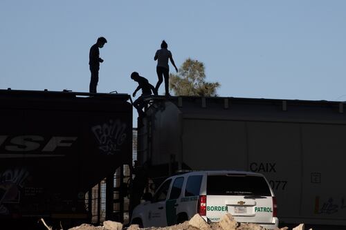 Tragedia en Texas: encuentran a migrantes sofocándose en tren; mueren 2
