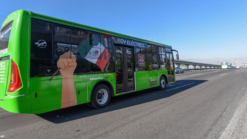 Ebrard celebra llegada de autobuses eléctricos Taruk, Hechos en México, al transporte público de Chetumal