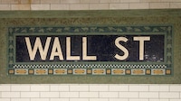 Wall Street cierra ‘sin gasolina’: Indicadores resienten alza de precios por guerra en Medio Oriente