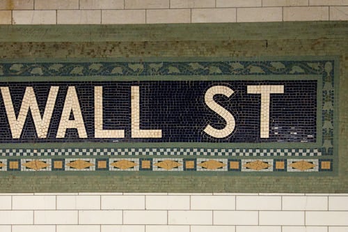 Wall Street cierra ‘sin gasolina’: Indicadores resienten alza de precios por guerra en Medio Oriente