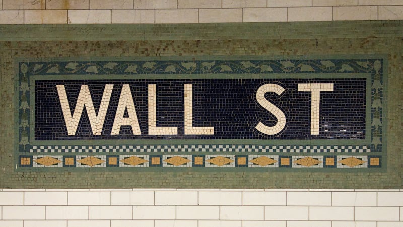 Wall Street cierra ‘sin gasolina’: Indicadores resienten alza de precios por guerra en Medio Oriente