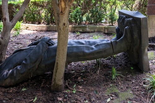 A Felipe Calderón lo dejaron ‘tirado’ en Los Pinos: Estatua de cobre cumple un año en el suelo