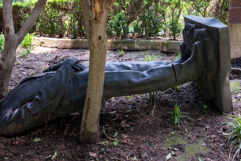 A Felipe Calderón lo dejaron ‘tirado’ en Los Pinos: Estatua de cobre cumple un año en el suelo