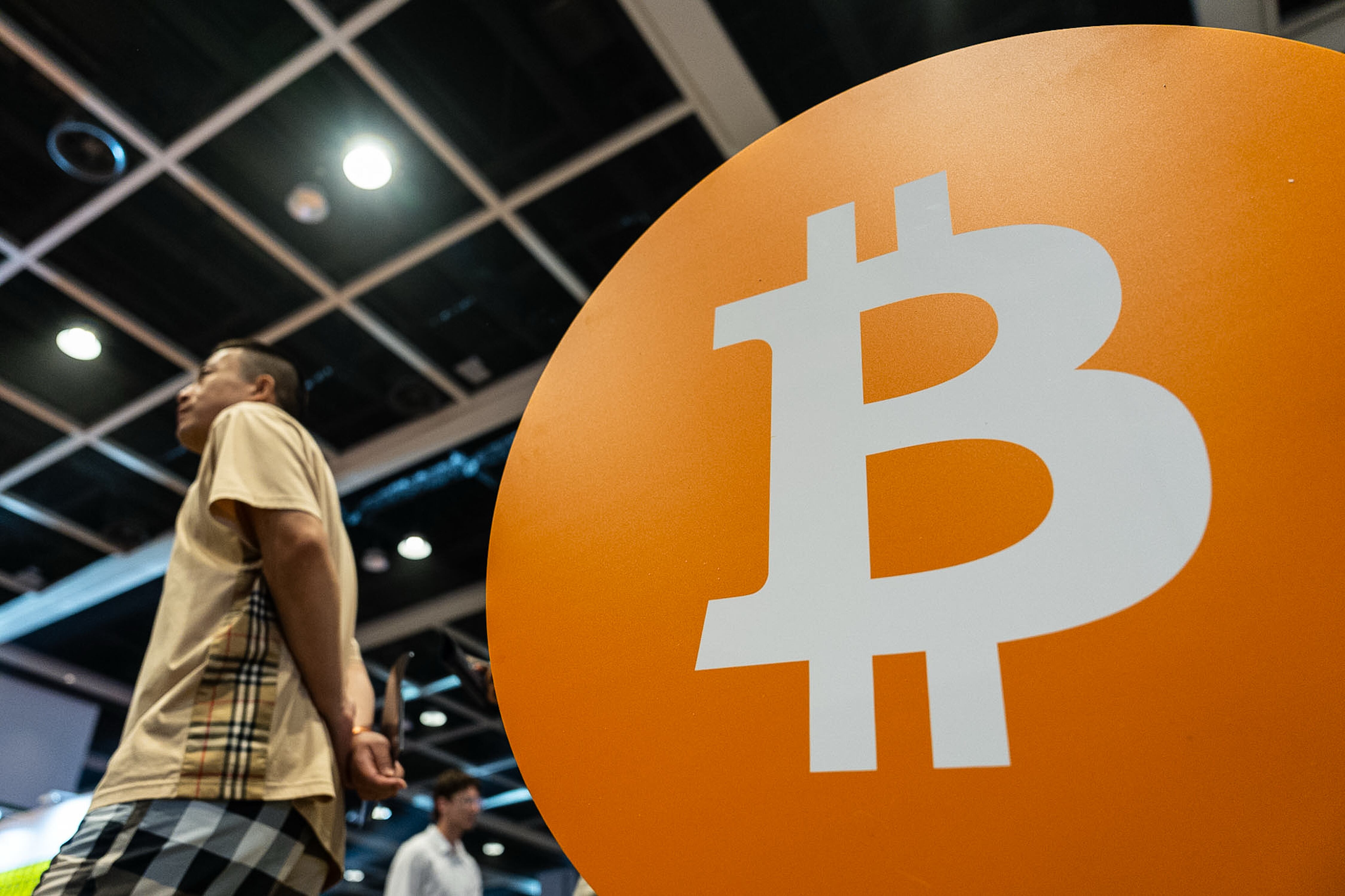 Bitcoin rompe récord y alcanza pico de 125 mil dólares: ¿Por qué se disparó  la criptomoneda? – El Financiero