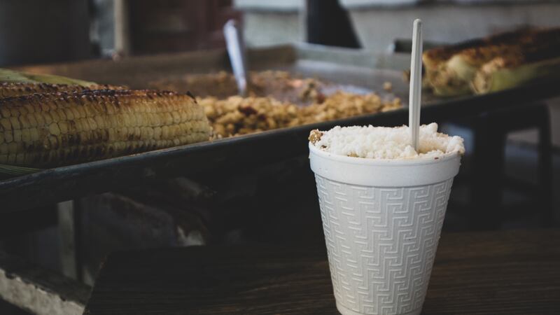 Elote en vaso, esquites, trolelotes y otras formas de comer este antojito