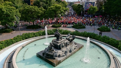 Aficionados de España celebran la victoria en la final del Mundial en la Fuente de Cibeles. (Foto: EFE)