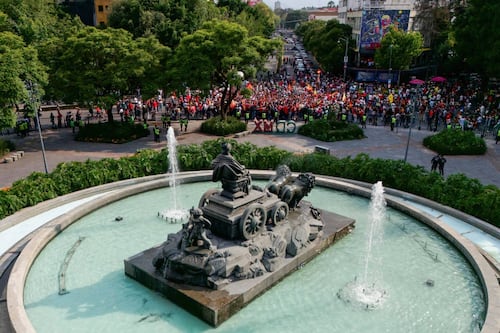 ‘El que no brinque es argentino’: Fans ‘toman’ la Fuente de Cibeles para festejar victoria de España (FOTOS)