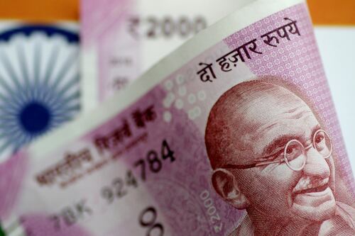 Rupia india cae a un mínimo histórico tras debacle de la lira turca