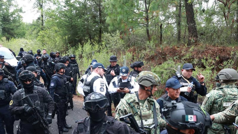 Mueren cinco policías de Michoacán tras una emboscada; Fuerzas Armadas despliegan operativo