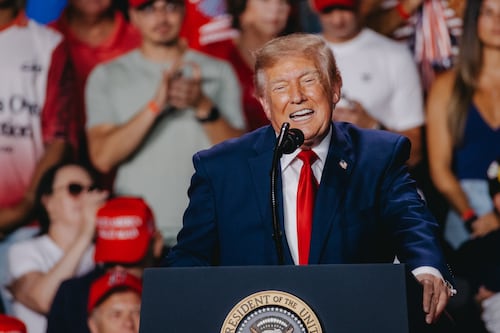 ¿Trump gobierna mal pero se enriquece bien? Compra millones en acciones a compañías tecnológicas