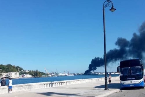Cuba, sin petróleo y sin refinería: Se incendia planta Ñico López en La Habana